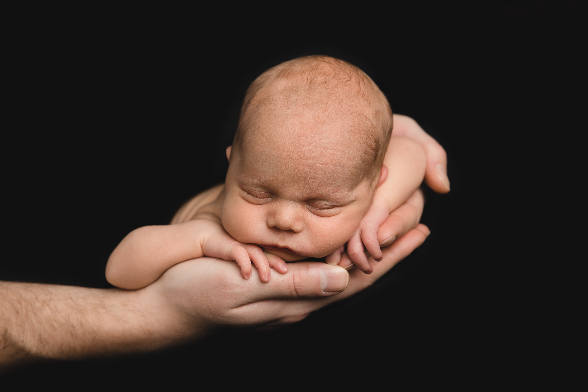 Newbornfotoshoot zwart wit baby in handen beverwijk castricum heiloo noord holland