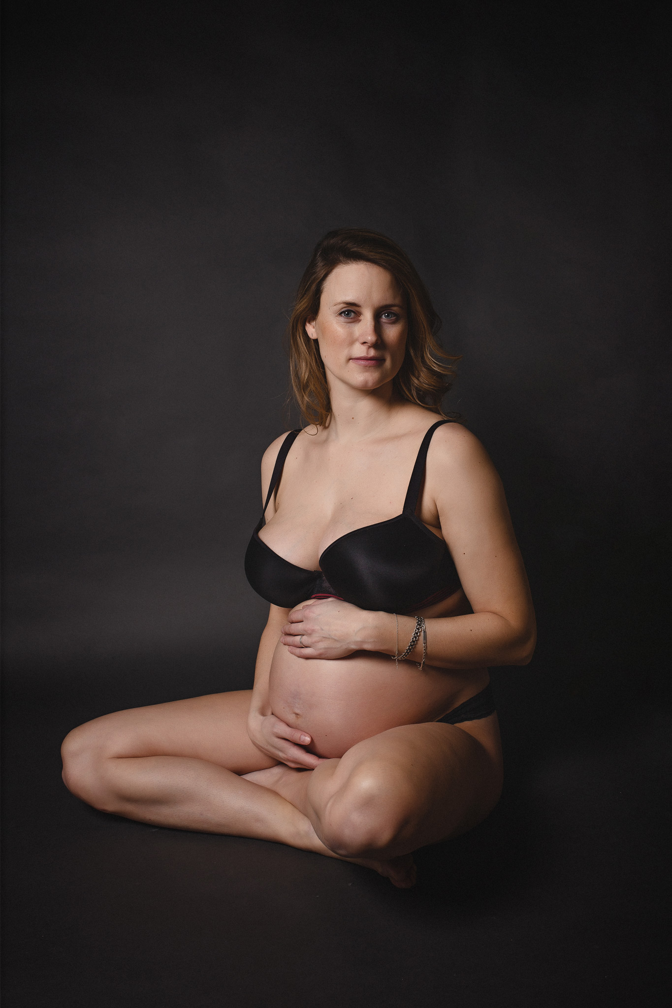 Zwangerschap fotoshoot studio zwart silhouette