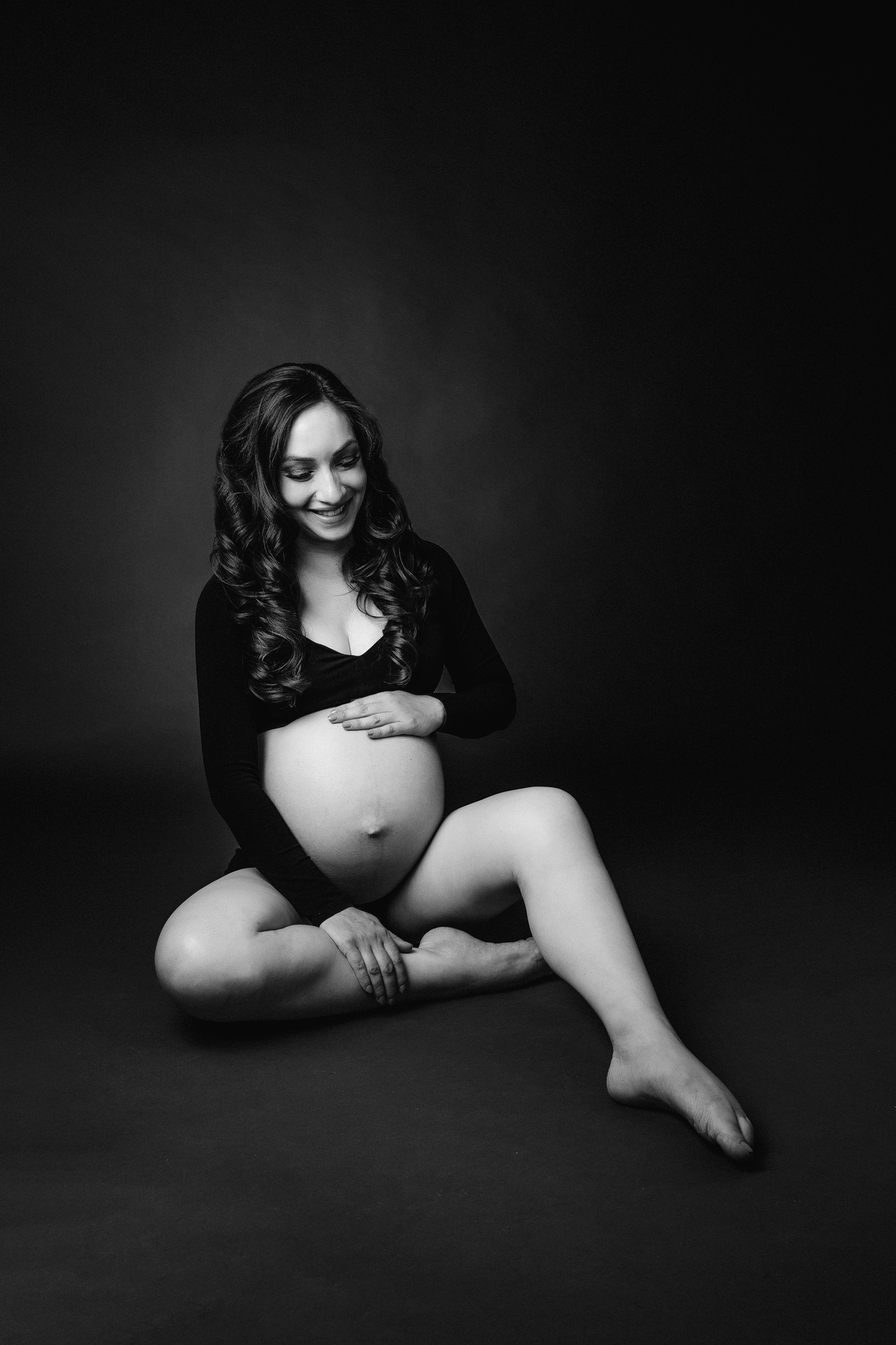 Zwangershoot fotoshoot studio zwart zittend Krommenie Assendelft
