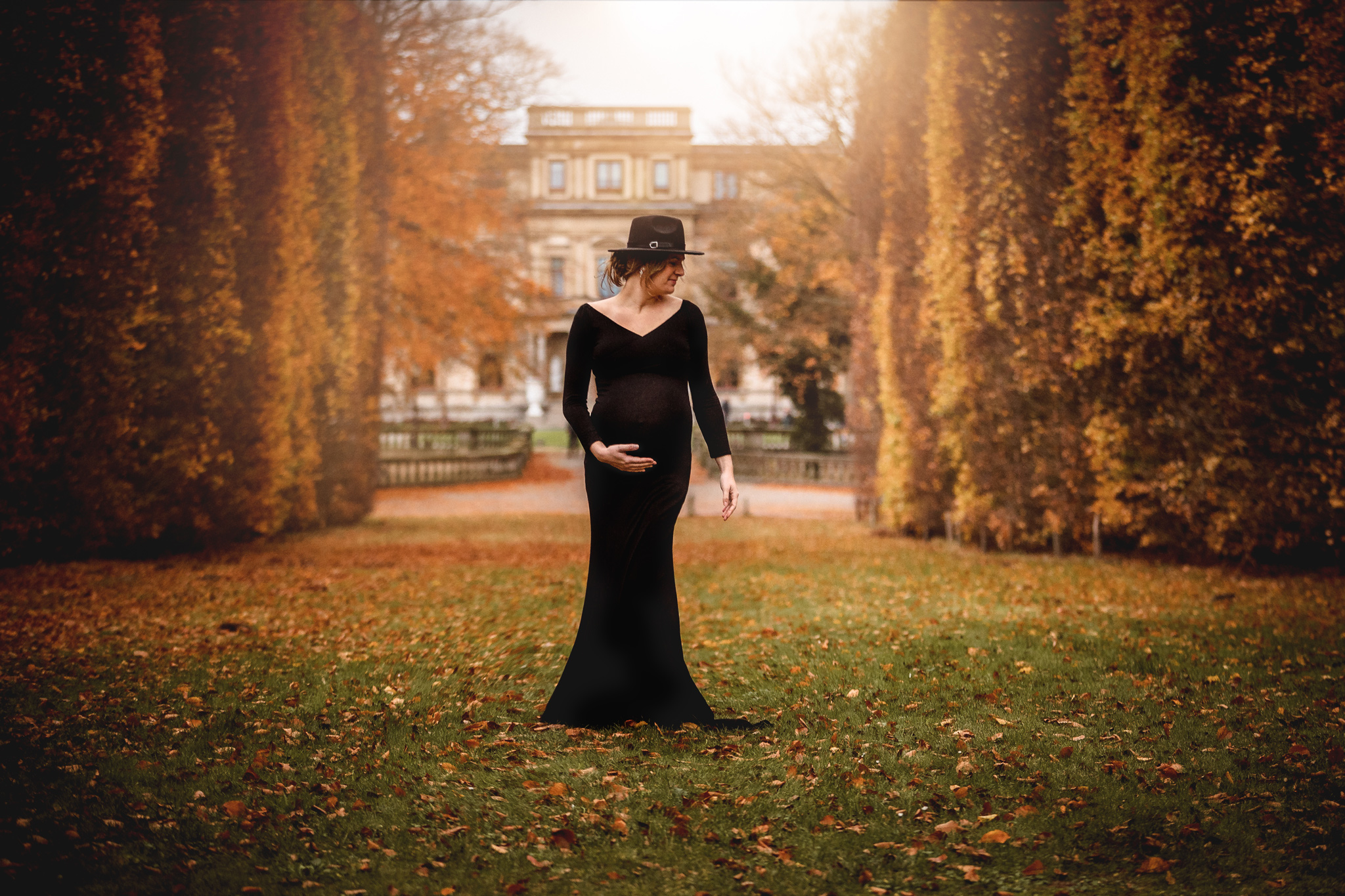 Zwangerschapsfotoshoot buiten Elswout Haarlem zwarte jurk herfstkleuren