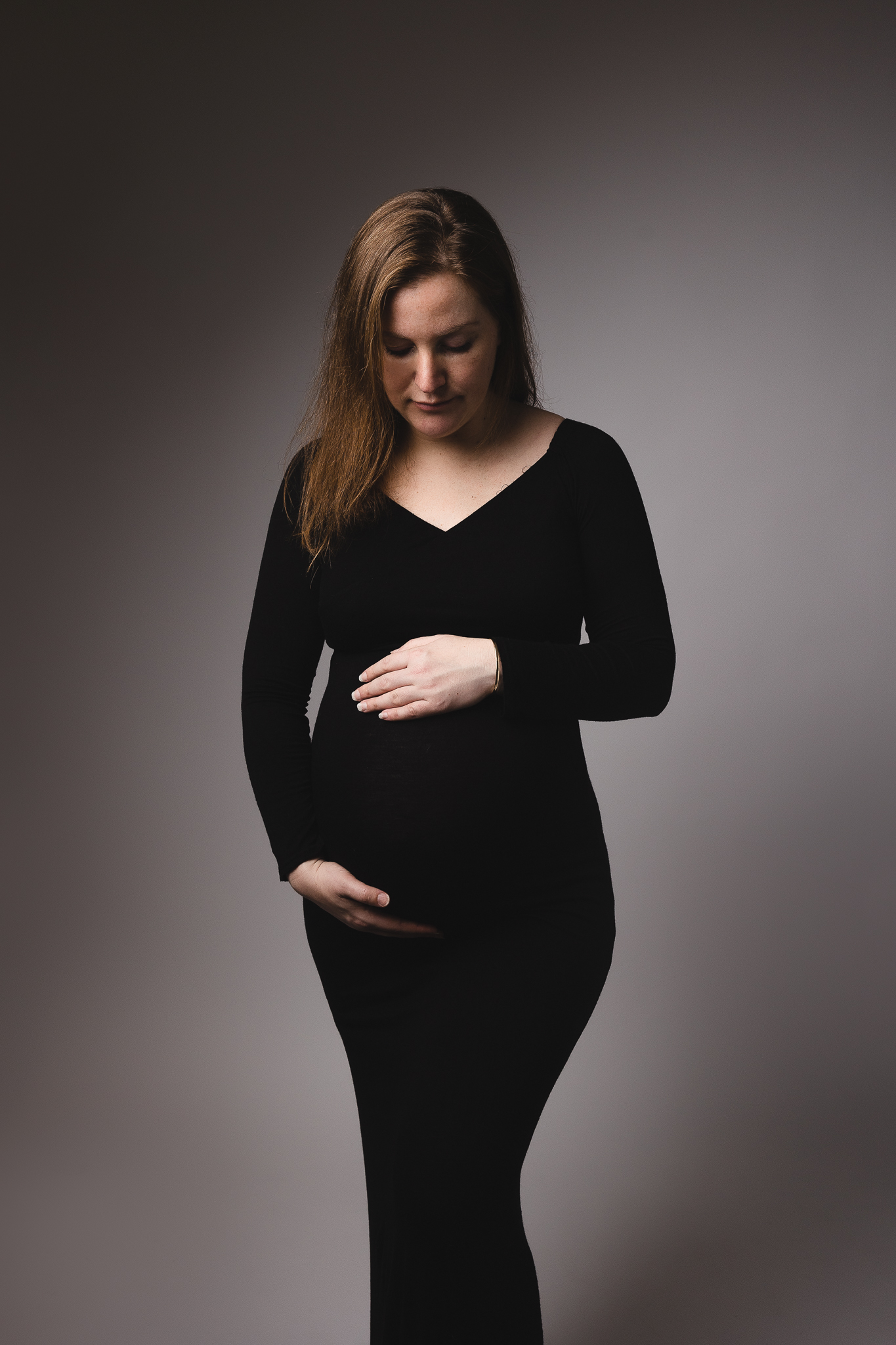Zwangerschapshoot binnen zwarte jurk heemskerk Purmerend Assendelft Amsterdam Haarlem