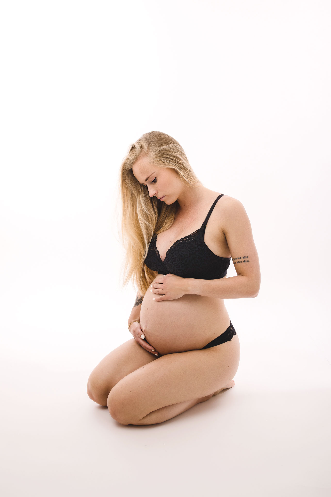 Zwangerschapsshoot fotoshoot studio boudoir lingerie zwangere buik Purmerend zaandam wormerveer assendelft Alkmaar Haarlem Amsterdam