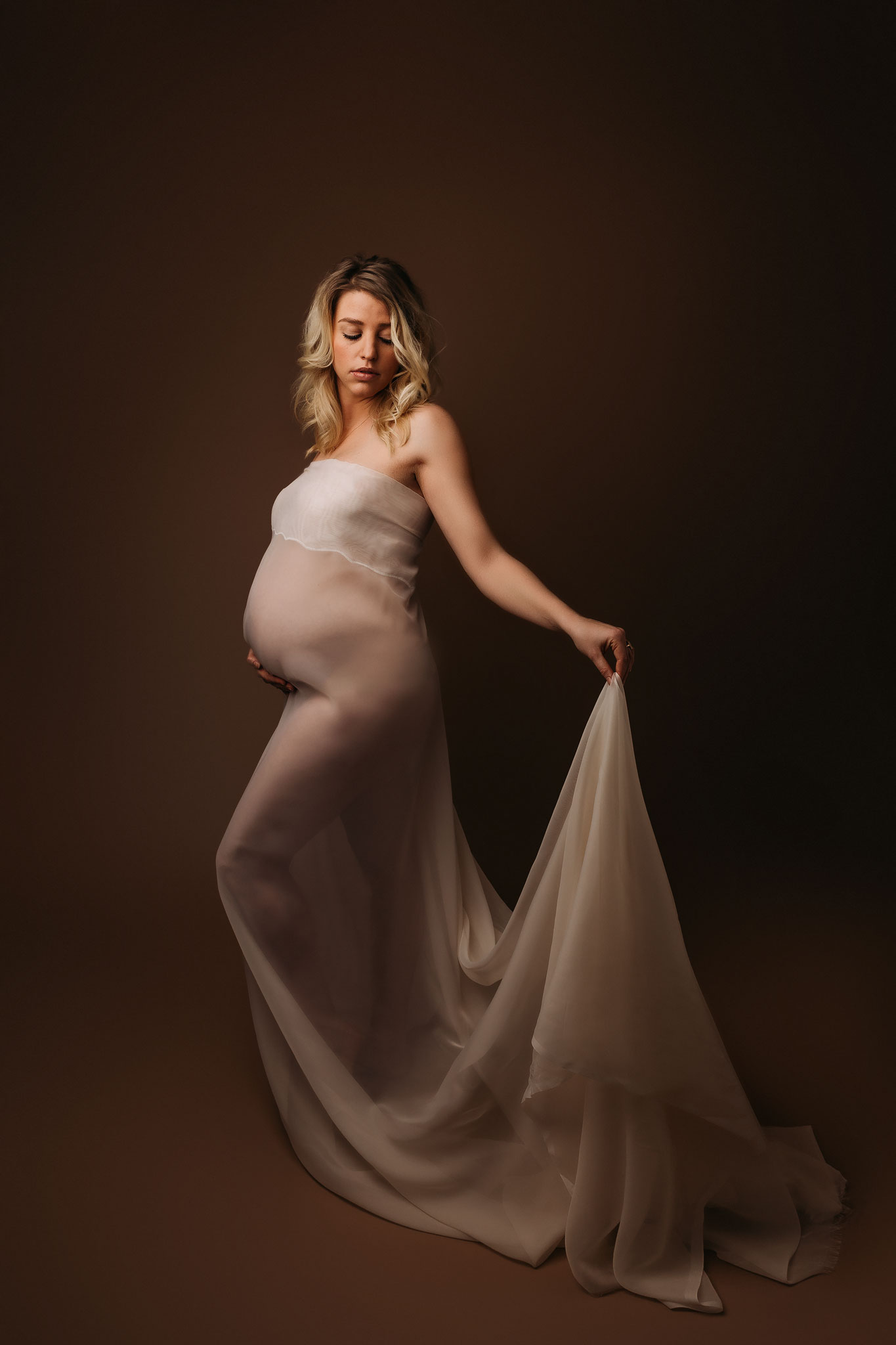 Zwangerschapsfotoshoot wapperende doek studio Assendelft Krommenie