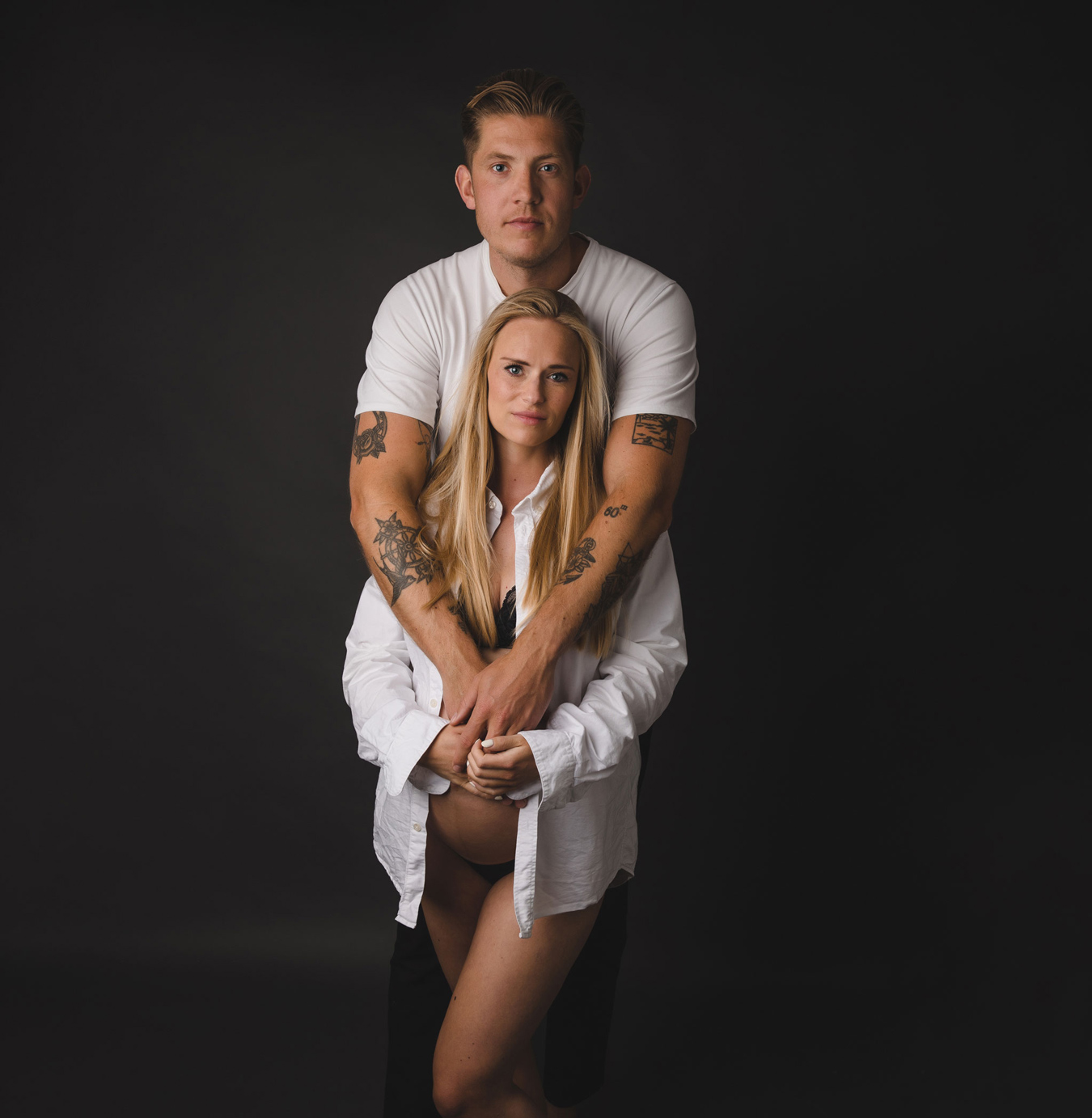 Zwangerschap COUPLE POSES fotoshoot studio SAMEN