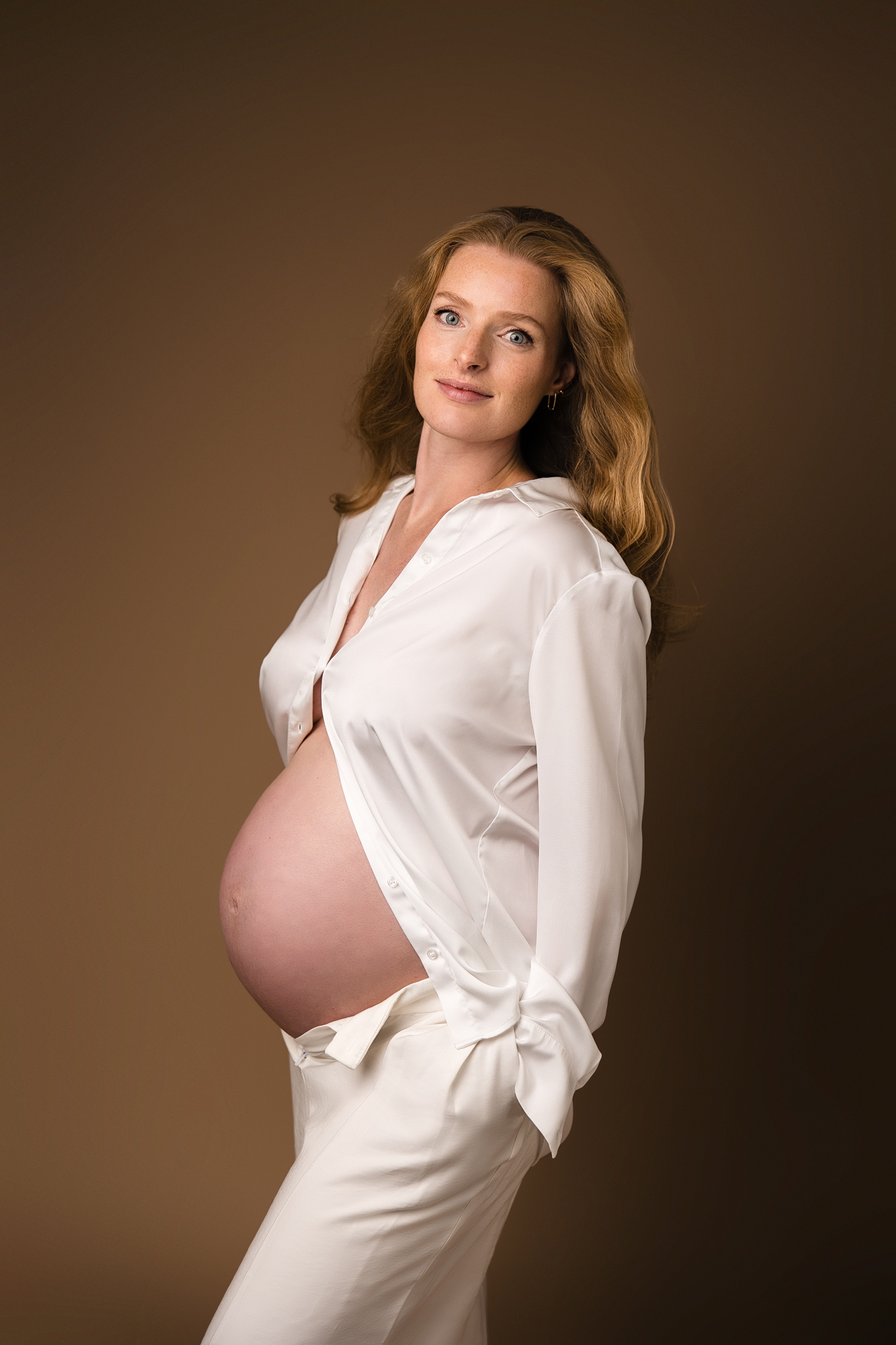 Zwangerschapshoot stoer pak vrouwelijk purmerend heerhugowaard