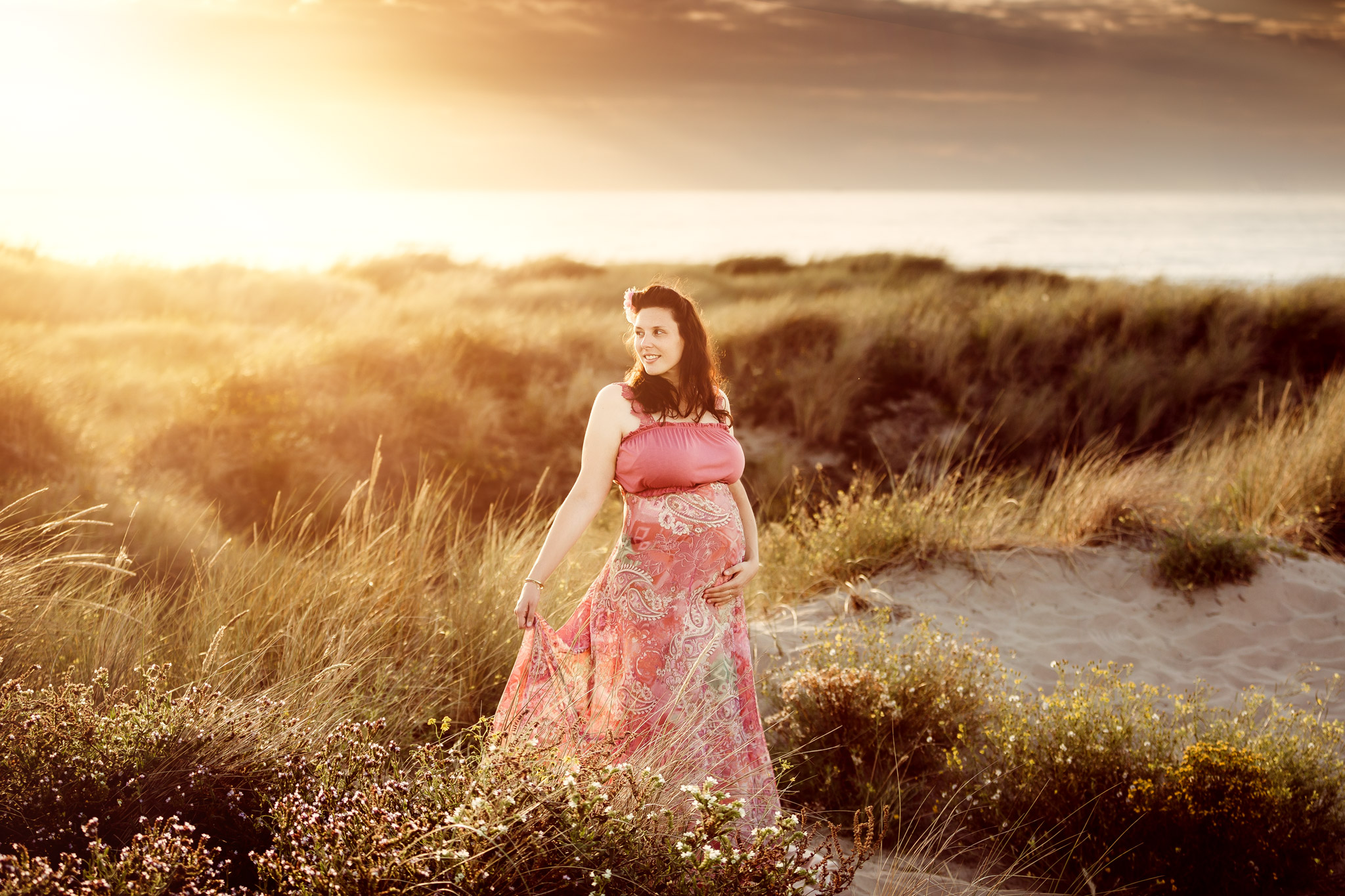 Buitenshoot zwangerschapsshoot op het strand in mooie jurk wijk aan zee