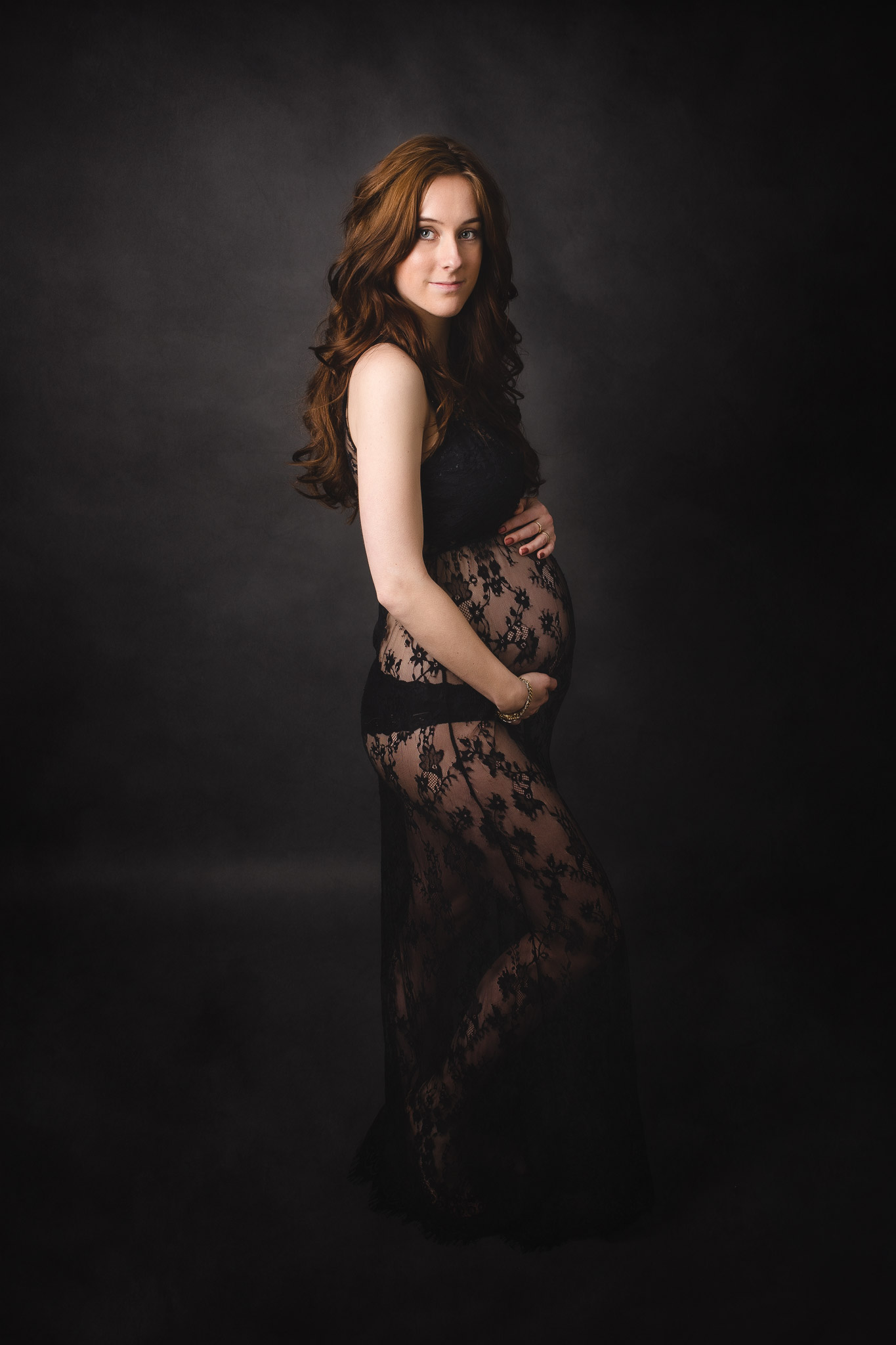Zwangerschap fotoshoot studio zwarte jurk low key purmerend